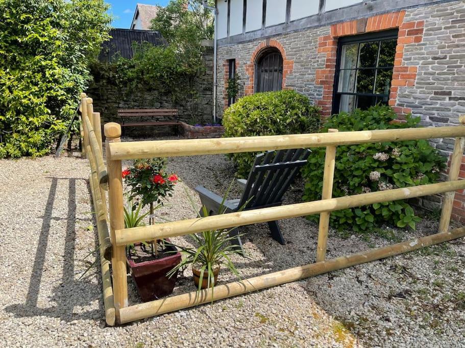 Stylish 2-Bed Cottage With Secure Parking Winforton Exterior photo