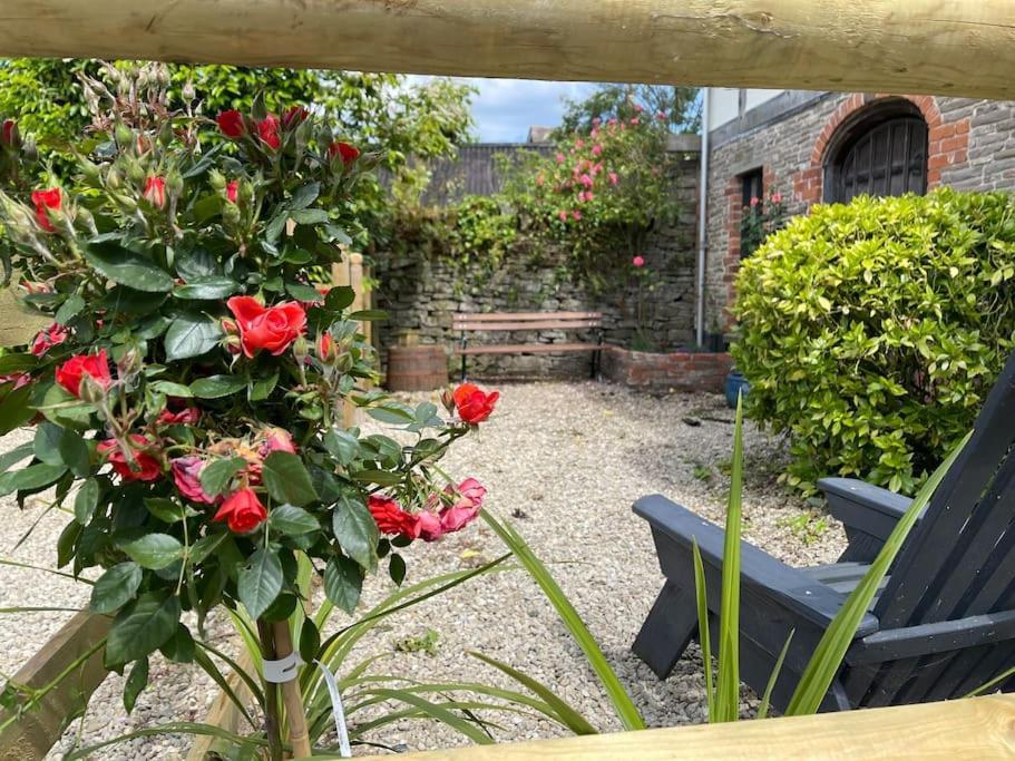 Stylish 2-Bed Cottage With Secure Parking Winforton Exterior photo