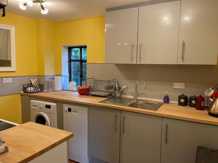 Stylish 2-Bed Cottage With Secure Parking Winforton Exterior photo